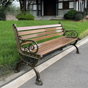 Moderne Gartenbank mit bernsteinfarbener Sitzfläche, geschwungener Armlehne, Rückenstütze und Ingenieurholz, 59"L x 23"B x 29,5"H