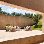 Modisches, wasserbeständiges Alloy-Sofa für 1 Person mit braunem Rahmen, Kissen und Polster, 1-Sitzer Sofa
