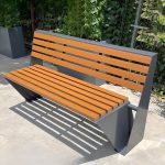 Moderne wasserfeste Gartenbank mit Legierungsrahmen, Auburn Sitzfläche und Rückenlehne, Holzfarbe, 59''L x24"B x 31.5"H