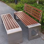 Modische Gartenbank mit Edelstahlrahmen, sepiafarbener Sitzfläche und Rückenlehne, 86.6"L x 15.7"B x 37.4"H