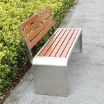 Art-Deco-Stil Auburn Holz Patio Bank mit Rückenlehne und silberner Basis - 59"L x 16"B x 33"H