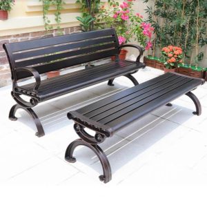 Modische Gartenbank mit Aluminium-Sitz in Karamell, gebogene Armlehne und Rückenstütze, Dunkelholz, 79"L x 24"B x 31"H