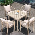 Elfenbeinfarbenes modernes Polster-Gartenset, feuerfestes 5-teiliges Set mit Stühlen und Tisch, 33.5"L x 33.5"B x 29.5"H, Tisch & 4 Stühle