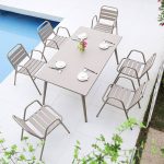 Minimalistischer elfenbeinfarbener Aluminium-Stapelbarer Armlehnenstuhl für draußen mit Kissen für 2, 2 Stühle