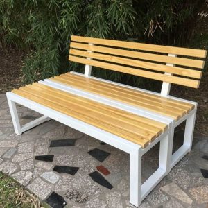 Moderne feuerhemmende Gartenbank mit Rückenlehne, hellbrauner Sitzfläche und Holzwerkstoff, Walnuss, 71"L x 16"B x 18"H