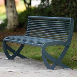 Modische Eisen-Gartenbank in Dunkelgrün mit geschwungenen Armlehnen und Rückenlehne, 71"L x 23"B x 30"H