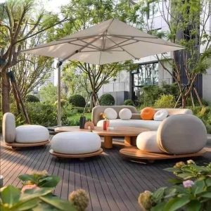 Terrassen-Sofagruppe mit Ottomane, Sitzplatz für 3 im Kleiner-Raum-Set, Karamelltisch, weißer Bezug, Teakholzplatte, 4-teiliges Set