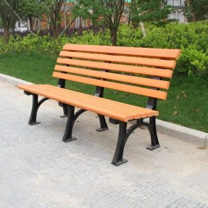 Lässige Outdoor-Bank mit unbearbeiteter Sitzfarbe, Metallrahmen und Rückenlehne, 59"L x 26"B x 32"H
