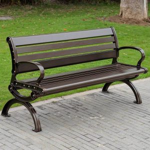 Art Deco Auburn Aluminium Terrassenbank mit gebogenen Armlehnen und Rücken, Dunkles Holz, 59"L x 24"B x 31"H