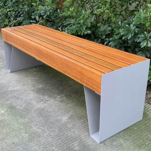 Picknickbank im modernen Stil mit braunem Ingenieurholz, Natur