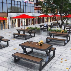 Outdoor-Picknicktisch mit Sonnenschirmloch, Kakaometallrahmen und lässigem Stil, Weiß, nur Tisch, 63"L x 67"B x 30"H