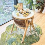 Taubengraues Garten-Esstischset mit Metallrahmen, 3-teiliges Set, wetterfester Stuhl und Tisch, lässiger Stil, Grau, Schreibtisch mit 2 Stühlen
