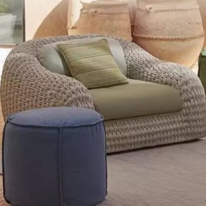 Minimalistisches silbernes Legierungsgerahmtes wasserbeständiges Rattangeflochtenes Aussehen Sofa mit Kissen für 1, 1 Stück, 1-Sitzer Sofa