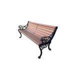 Modische Terassenbank mit Holzlatten in Karamell und geschwungener Armlehne, 59"L x 16"B x 18"H