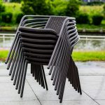 Einfacher Aluminium-Außenarmlehnenstuhl mit Elfenbeinpolsterung, 1 Stuhl, Beige, 24"L x 24"B x 30"H