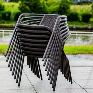 Einfacher Aluminium-Außenarmlehnenstuhl mit Elfenbeinpolsterung, 1 Stuhl, Beige, 24"L x 24"B x 30"H