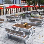 Outdoor-Picknicktisch mit Sonnenschirmloch, Kakaoholz-Verbundplatte, UV-beständiges rechteckiges Design, Art-Deco-Stil, Weiß, 63"L x 70"B x 31"H