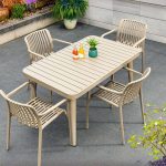 Rostbeständiges Outdoor-Essset mit Metalltisch und Stuhl, 5-teiliges Set, Karamell moderner Stil, 130 cm L x 80 cm B x 72 cm H, Tisch & 4 Stühle