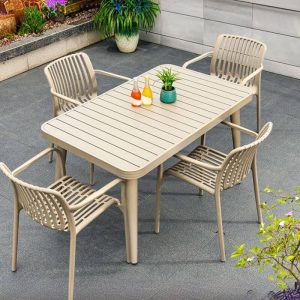 Rostbeständiges Outdoor-Essset mit Metalltisch und Stuhl, 5-teiliges Set, Karamell moderner Stil, 130 cm L x 80 cm B x 72 cm H, Tisch & 4 Stühle