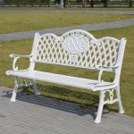 Modische Gartenbank mit schwarzer Aluminium-Sitzfläche, gebogener Armlehne und Rückenlehne, Schwarz, 61"L x 24"B x 34"H