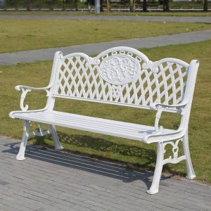 Modische Gartenbank mit schwarzer Aluminium-Sitzfläche, gebogener Armlehne und Rückenlehne, Schwarz, 61"L x 24"B x 34"H