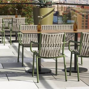 Moderner einfacher Outdoor-Armlehnstuhl in Elfenbein, Aluminium-Material, stapelbar, 1 Stuhl, Rot