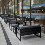 Graue Patio-Sofa-Sitzgruppe mit grauem Textil-Loveseat, Stuhl und Metalltisch, 4-teilig, 4-teiliges Set (2 Stühle & 1 Loveseat & 1 Couchtisch)