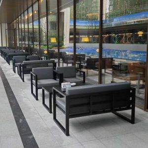 Graue Patio-Sofa-Sitzgruppe mit grauem Textil-Loveseat, Stuhl und Metalltisch, 4-teilig, 4-teiliges Set (2 Stühle & 1 Loveseat & 1 Couchtisch)