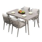 Modernes Outdoor-Esstischset mit gepolsterten Sitzgelegenheiten, hellgrauem Tisch und Stuhl - 5-teiliges Set, sonnengeschützt, 63"L x 35.4"B x 29.5"H, Tisch & 4 Stühle