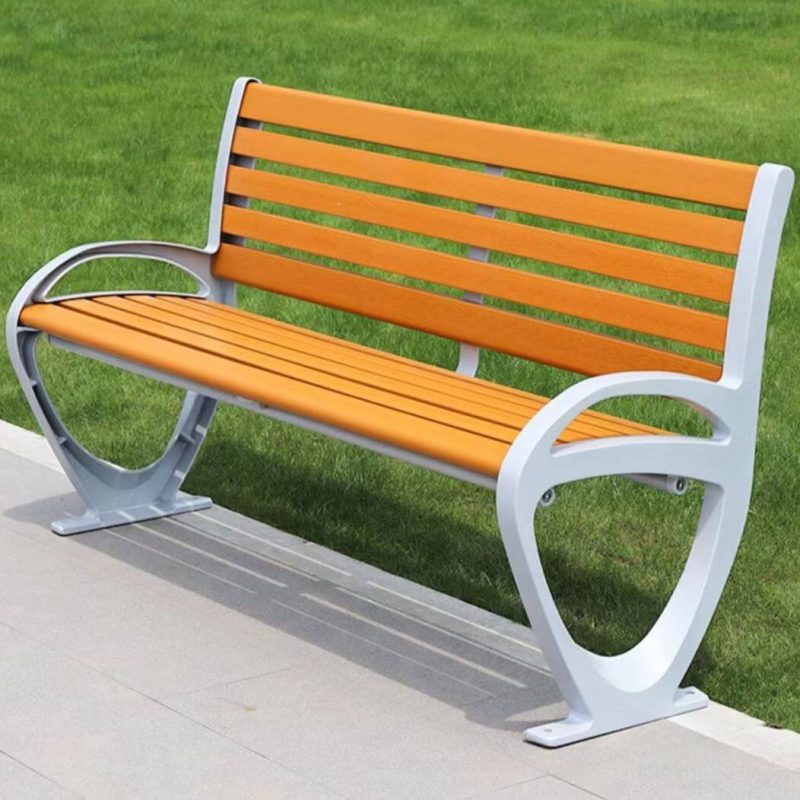 Modische Terassenbank in Bernsteinfarbe mit geschwungener Armlehne, Rücken und Holzlatten-Sitzfläche, 59.1"L x 22"B x 33.5"H