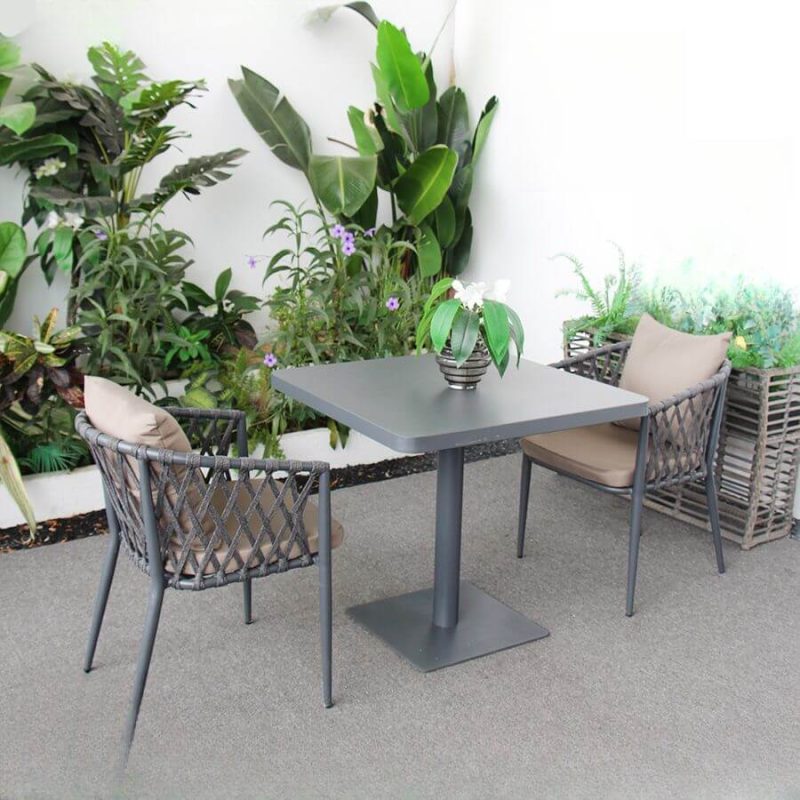 Minimalistisches 3-teiliges wetterfestes Outdoor-Essset mit Taubengrauem Tisch und Metallgestell-Stühlen, Grau, 27.6"L x 27.6"B x 27.6"H, Schreibtisch mit 2 Stühlen