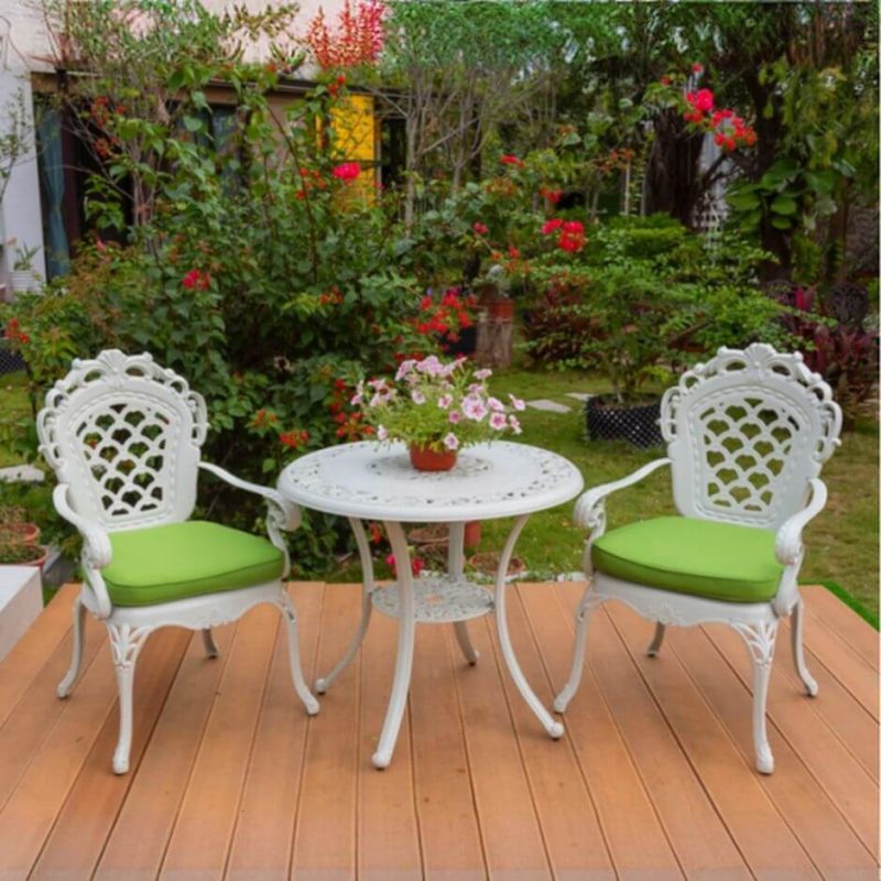 Art Deco 3-teiliges Stoff-Outdoor-Bistro-Set mit Tisch und Stühlen, Kreide, wetterfest, Weiß, 31.5"L x 31.5"B x 27.6"H, Schreibtisch mit 2 Stühlen