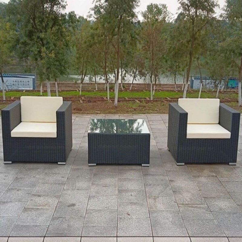4-teiliges Outdoor-Sofa-Garnitur mit weißer Textilbezug, klarem Glastisch, dunkelbraunen Kissen, Sofa für zwei Personen, 4-teiliges Set (2 Stühle & 1 Sofa für zwei Personen & 1 Couchtisch)