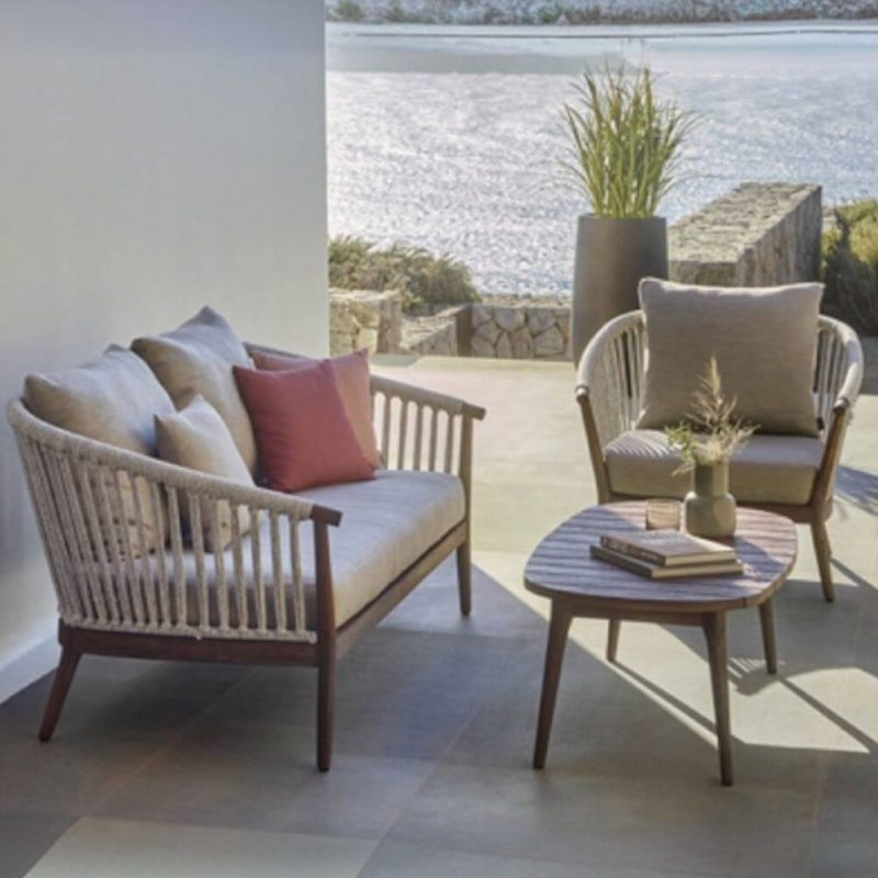 Stoff-Patio-Sofa-Gesprächsset mit braunem Holztisch, weißer Polsterung, Sofa, 3-teilig und Stuhl, 3-teiliges Set (1 Einzelsitzer & 1 Dreisitzer & 1 Couchtisch)