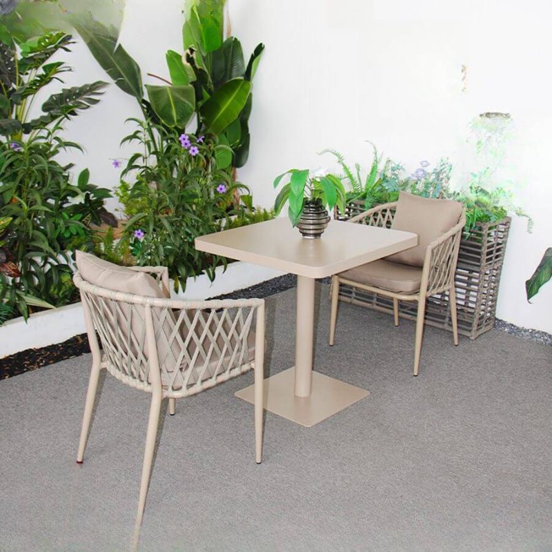 Einfaches 3-teiliges wetterfestes Patio-Essset mit Auburn-Tisch und Legierungsgestell-Stühlen, Champagner, 27.6"L x 27.6"B x 27.6"H, Schreibtisch mit 2 Stühlen