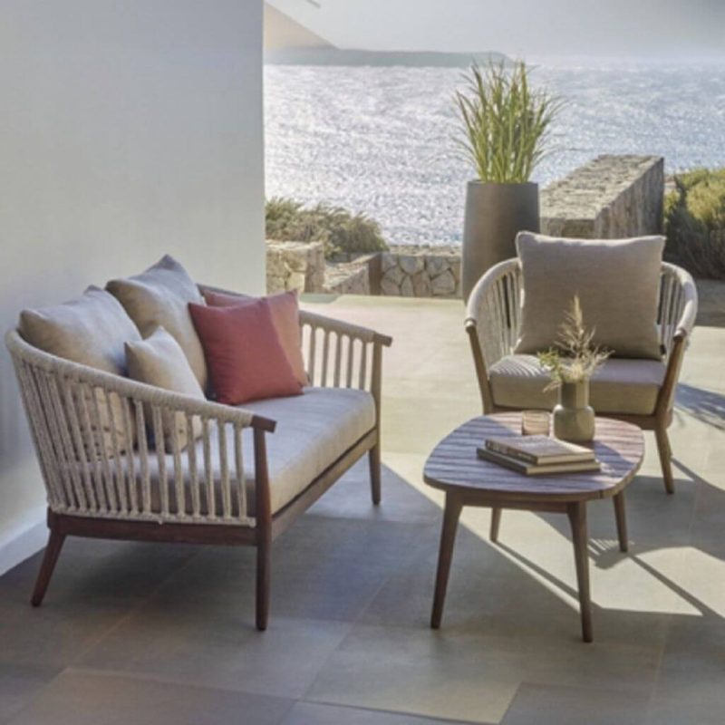 Stoff-Patio-Sofa-Gesprächsset mit braunem Holztisch, weißer Polsterung, 3-teilig, Loveseat und Stuhl, 3-teiliges Set (1 Einzelsitzer & 1 Loveseat & 1 Couchtisch)