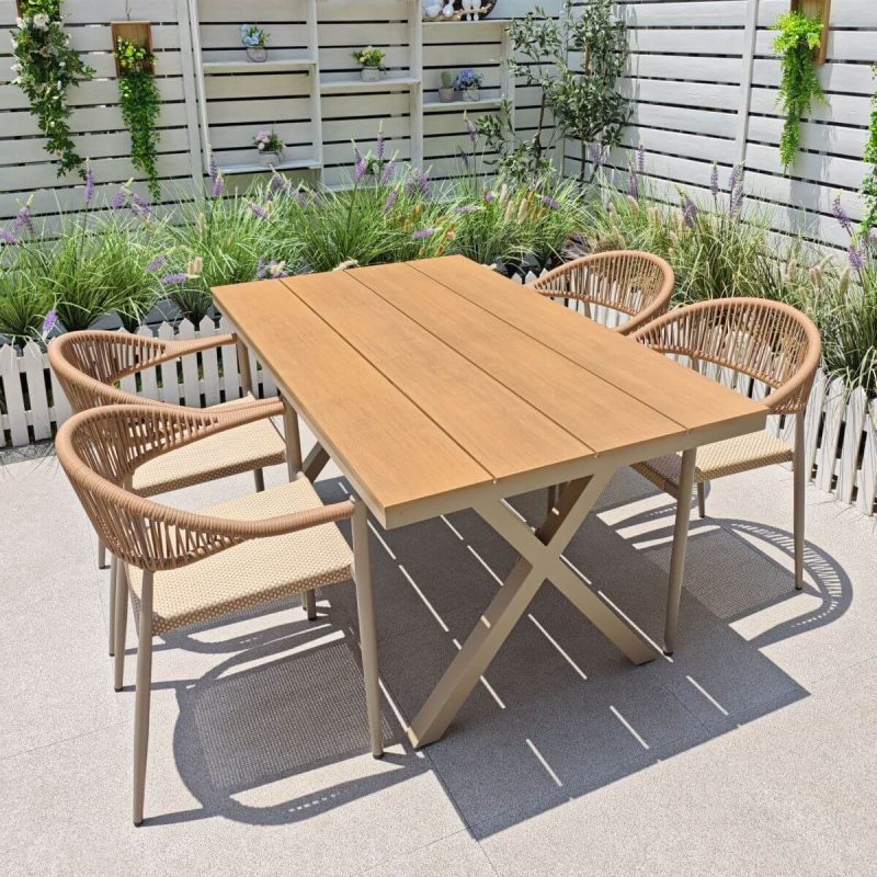 Einfacher rostbeständiger Karamell-Aluminium-Metall-Terassen-Armlehnenstuhl - 1 Stuhl, 22"L x 21"B x 31"H