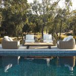 5-teiliges Patio-Sofa-Set mit Sepia-Tisch, weißen Kissen, Holz-Tischplatte und UV-beständigem Baumwollbezug, 5-teiliges Set (4 Stühle & 1 Couchtisch)