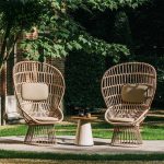 3-teiliges Outdoor-Sofa-Set mit 100% Baumwolle Kakaoupolsterung, Holzplatte, abnehmbaren Kissen, UV-beständig und Stühlen, 3-teiliges Set (2 Stühle & 1 Tisch)