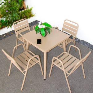 Einfacher verschachtelbarer Stahl-Patio-Armlehnenstuhl mit Ecru-Rücken, 1 Stuhl, Champagner