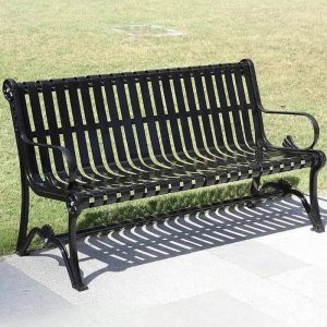 Moderne Gartenbank mit schwarzer Eisensitzfläche, geschwungenen Armlehnen und Rückenlehne, 47"L x 23"B x 31"H