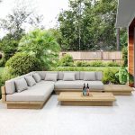 Simplistisches UV-beständiges Naturholzsofa mit Kissen, Holzfarbbasis und Polster für Platz 1, Mediansofa