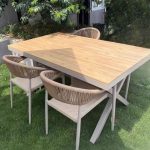 Rostbeständiges modernes Outdoor-Essset aus Metall, 5-teilig in Holzoptik mit Stuhl und Tisch, 51,2"L x 35,4"B x 29,5"H, Tisch & 4 Stühle