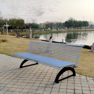 Moderne Outdoor-Bank mit silberner Stahlsitzfläche, 59"L x 22"B x 31"H