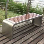 Modische Terrassenbank aus Ingenieurholz mit Sepia-Sitzfläche, 59"L x 16"B x 18"H