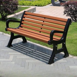 Art Deco Auburn hergestellte Holz-Patio-Bank mit gebogener Armlehne und Rücken, 59"L x 21"B x 28"H