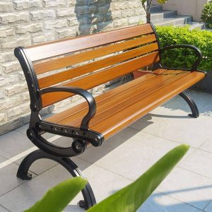 Moderne Metall-Gartenbank in Naturfarbe mit gebogenen Arm- und Rückenlehnen, Holzmaserungsfarbe