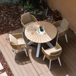 Gepolstertes Holzoptik Outdoor-Esszimmer-Set, wetterbeständiges 5-teiliges Set mit Stuhl und Tisch, moderner Stil, Weiß, 39,4"L x 39,4"B x 29,5"H, Tisch & 4 Stühle