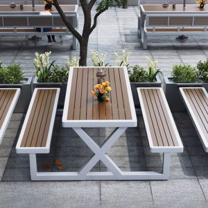 Outdoor-Picknicktisch mit Schirmloch, Legierungsrahmen, hellbrauner Tischplatte im Art-Deco-Stil, Weiß, Nur Tisch, 47"L x 63"B x 31"H