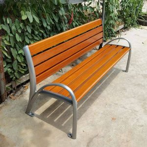 Moderne Gartenbank mit gebogenen Armlehnen, Rückenlehne, Sepia Holzwerkstoff-Sitzfläche, 59''L x24"B x 31,5"H